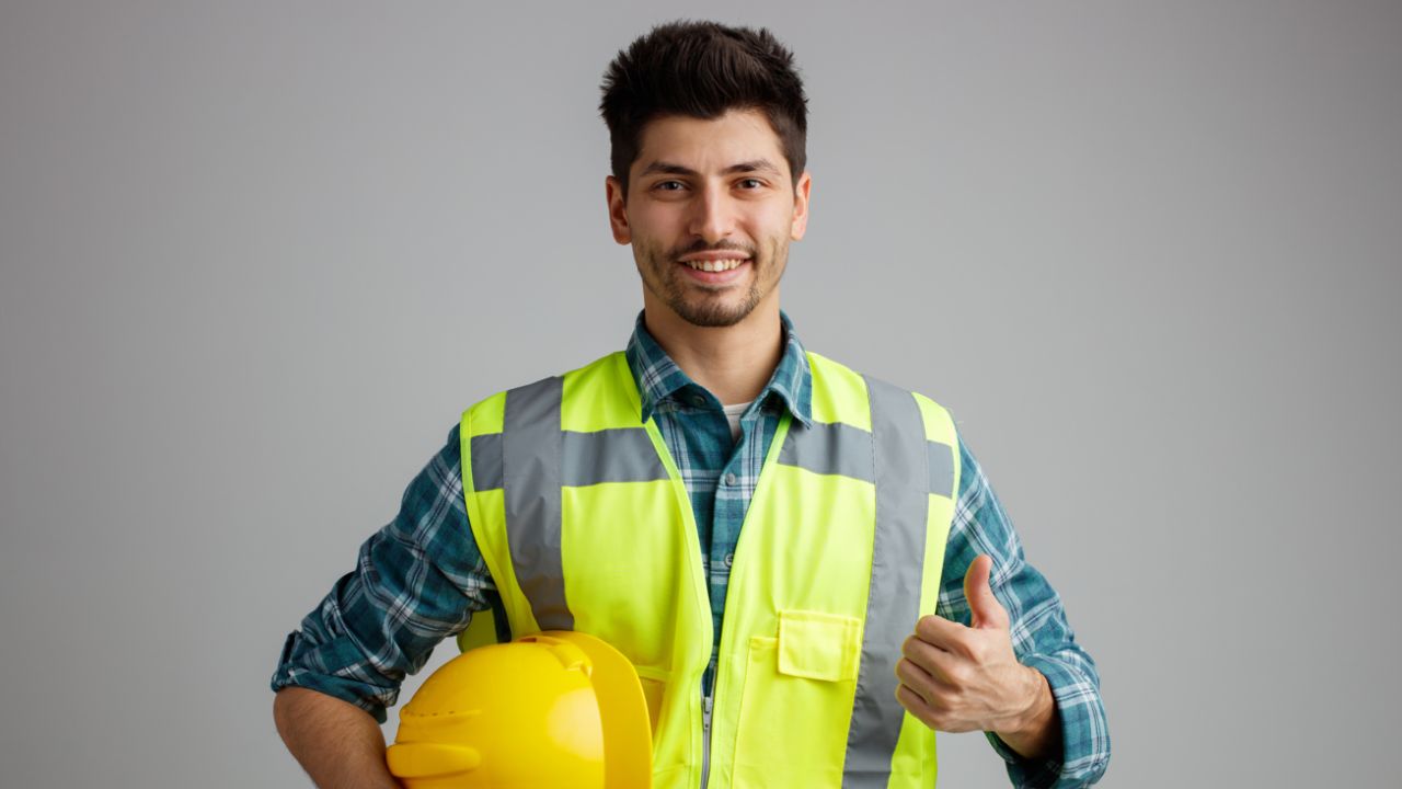 Safety Engineering Course Detail In Hindi: Safety Engineering क्या है? 2 Safety engineer wearing a protective suit and safety helmet, inspecting workplace for safety compliance