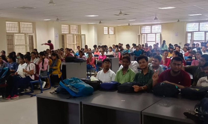 Tech Sphere: IET Gorakhpur University के छात्रों ने रचा इतिहास, अब Campus बनेगा Tech Innovation Hub! 2 iet ddugu students