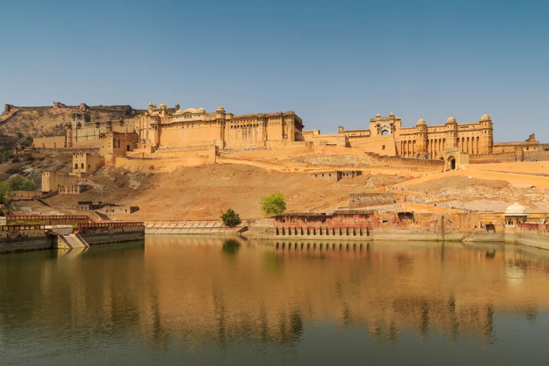 भारत के 10 सबसे पुराने किले: जहाँ आज भी गूंजती है वीरों की गाथा और इतिहास की शान! 8 आमेर किला, राजस्थान