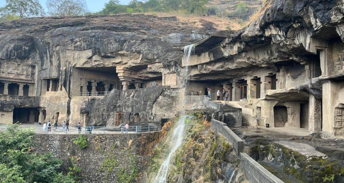 भारत की 7 सबसे पुरानी गुफा चित्रकलाएं | भीमबेटका से अजंता तक 3 अजंता की गुफाएं — बौद्ध कला की भव्य विरासत